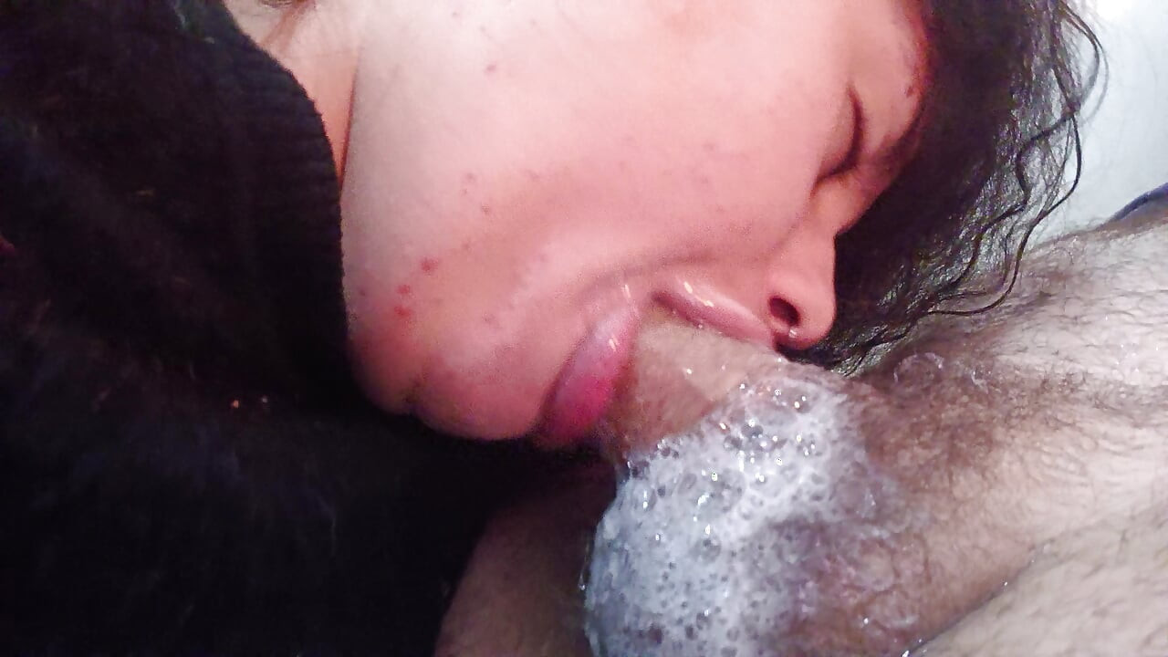 MUY DE CERCA, LAME Y TRAGA LA POLLA CON ESA BOCADITA TRAVIESA