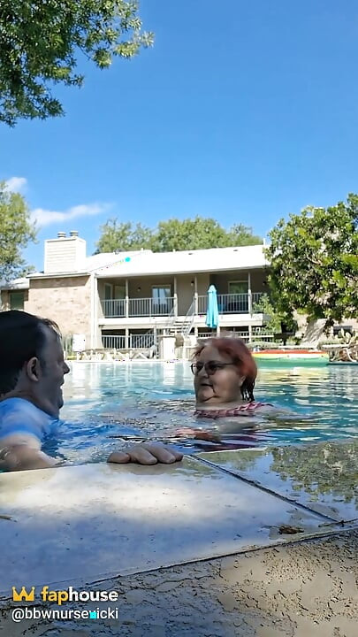 khoobsoorat vishaalkaay jore ko pool choomna pasand hai!