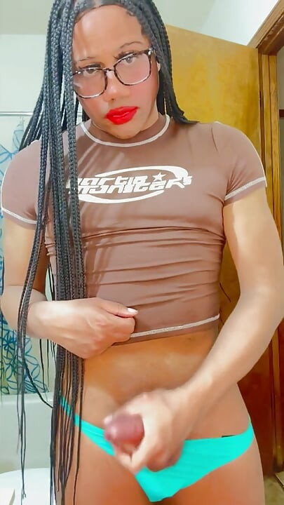 Femboy masturbira i jede svoju spermu