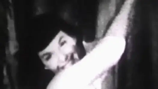 Невероятно сексуальная винтажная брюнетка в течке