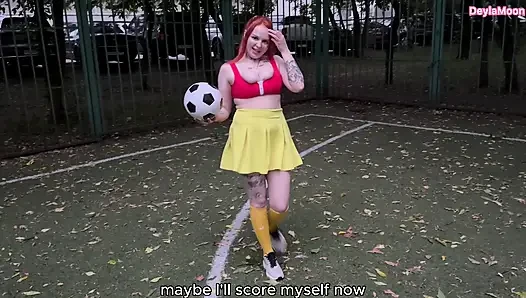Eine Fußballspielerin lutschte mich an einem öffentlichen Ort und ich kam in ihre muschi.