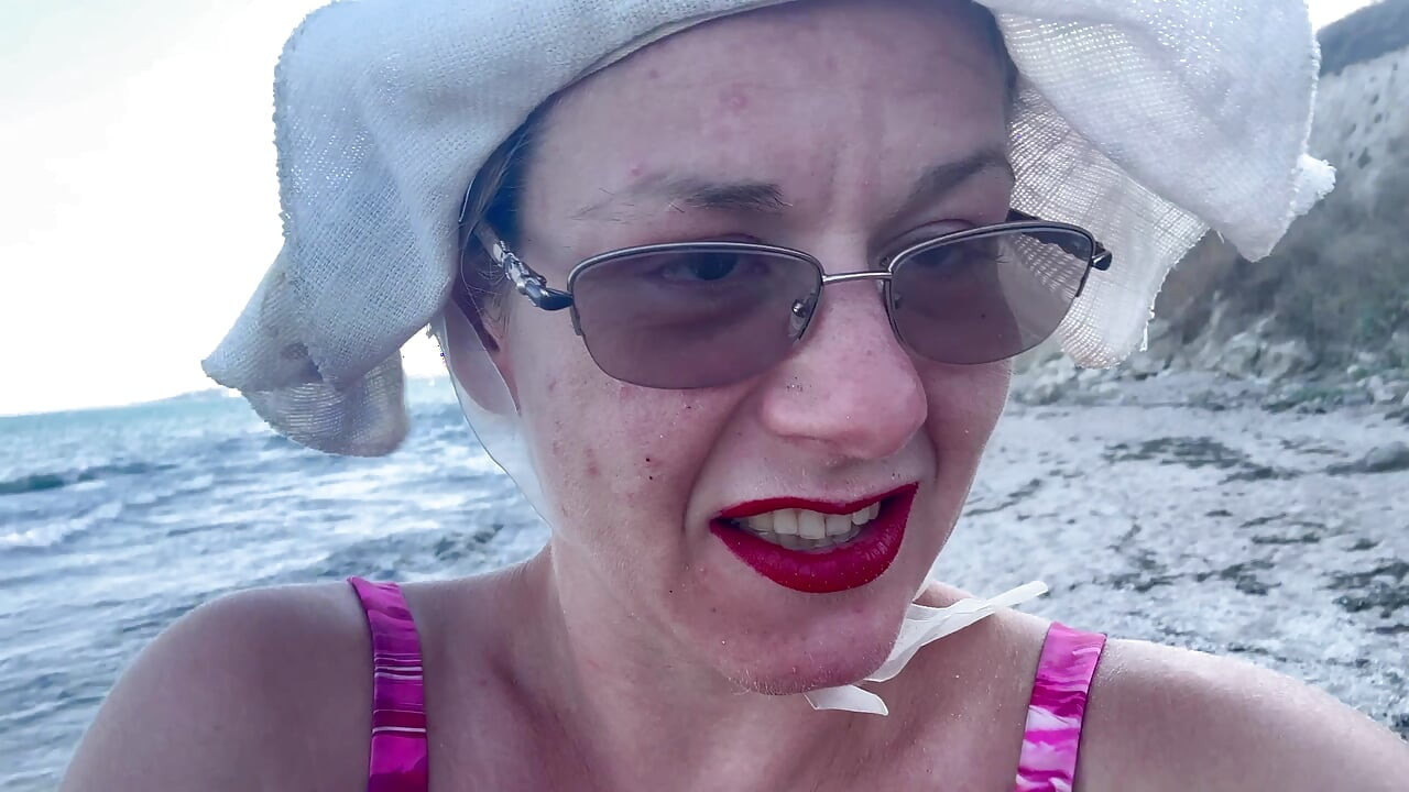 Pissing, fucking and squirting on the beach