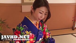 日本の熟女の無修正ポルノビデオに足を踏み入れる