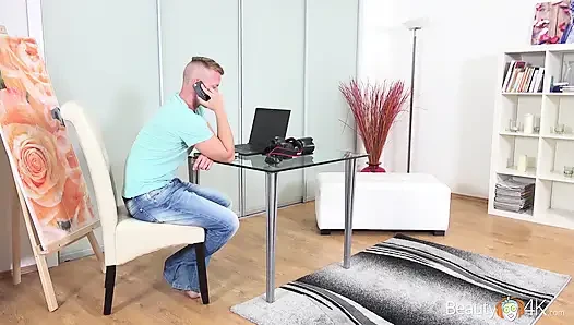 Güzel model fotoğrafçısı tarafından sikiliyor