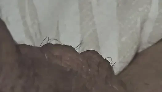 Пасынок не мог позаботиться о его эрекции со сломанной рукой, поэтому он попросил мачеху дрочку