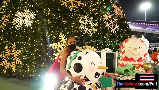 Santas helfer-uniform sieht auf heißer thailändischer freundin mit dickem arsch gut aus