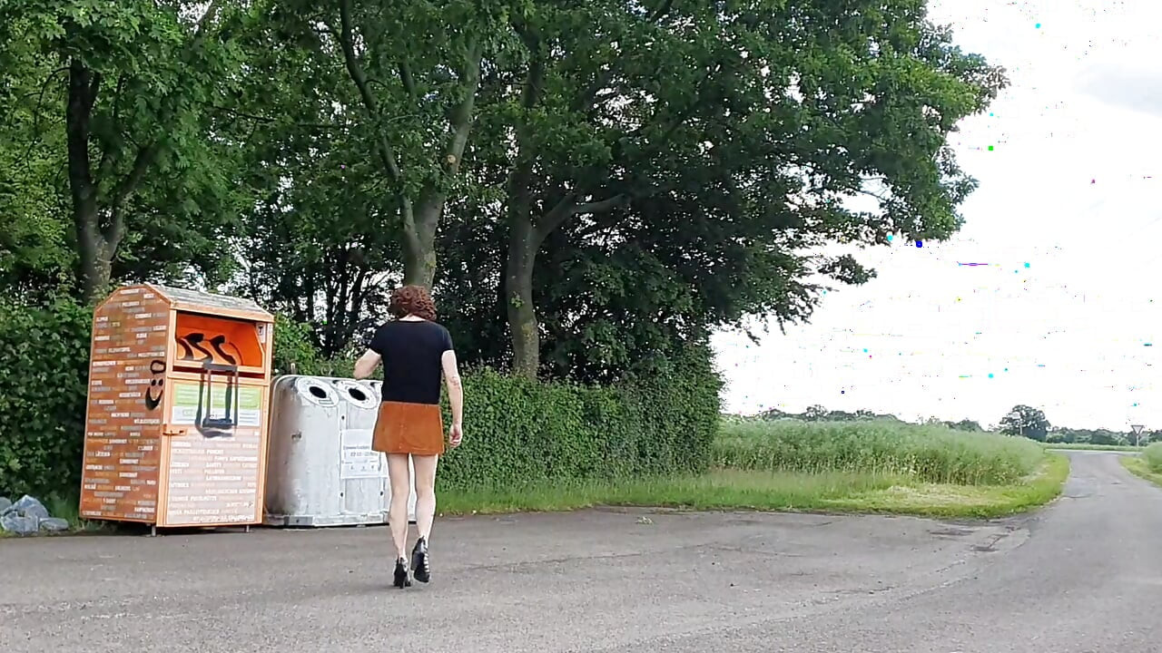Hävitä vaatteet roskakoriin ja kävele alasti
