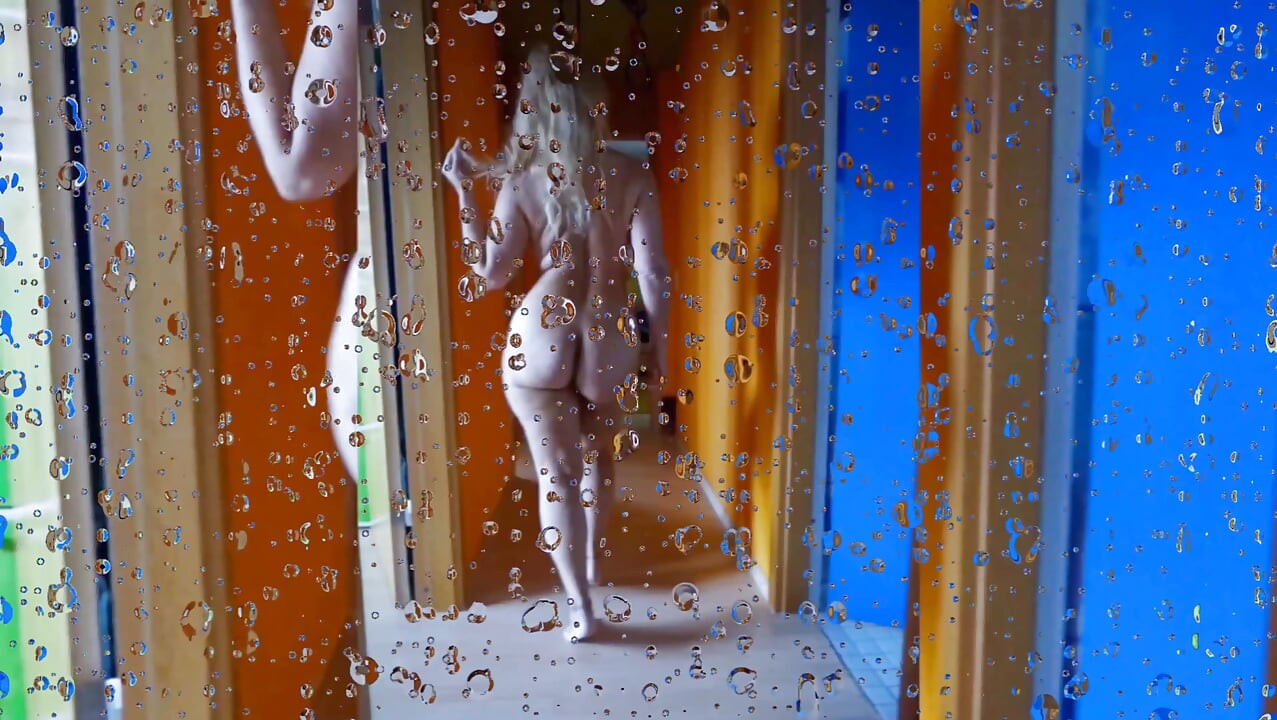 Blonde volwassen vrouw geniet van seks op regenachtige dagen