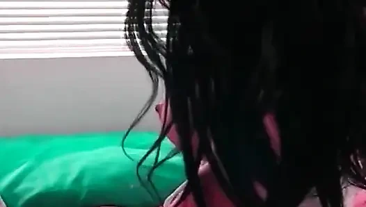 Cewek hot rambut cokelat ini lagi asik jilat dan fingering memek beceknya