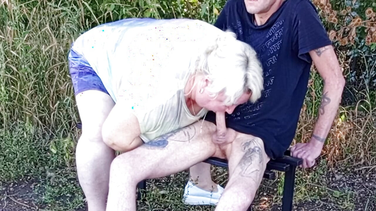Susjed mi puši kurac u parku na klupi dok ne svršim