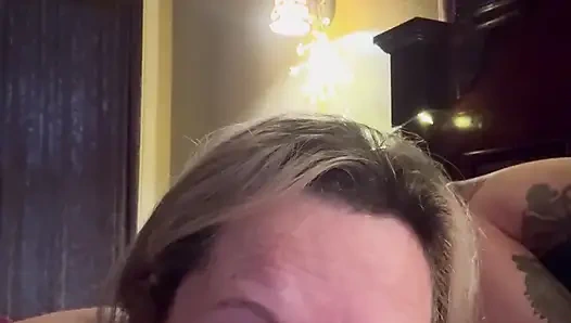 Reife ehefrau spielt mit essen und schwanz