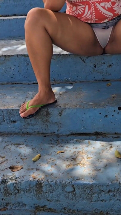 Cameltoe in the square | Clip 1