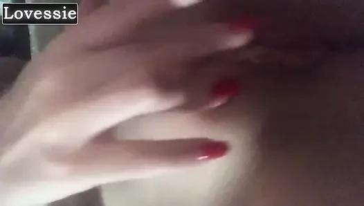Tante seksi ini bosan di rumah tanpa kontol besar, jadi dia muasin dirinya sendiri pakai jari -lovessie