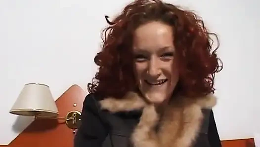 Kıvırcık saçlı kızıl saçlı genç kız bakış açısıyla parmaklanıyor