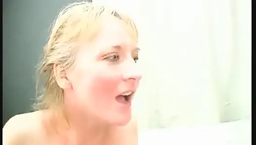 Schmutzige blondine öffnet feuchte muschi zum gartenfickfest