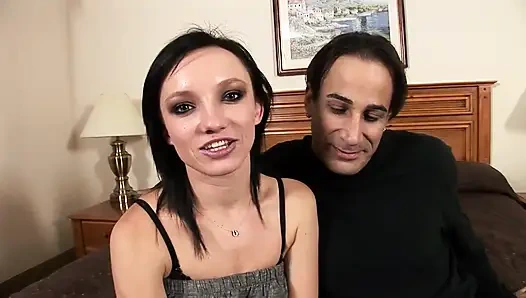 Cewek sange rambut cokelat ini dientot gaya doggy habis-habisan sampai mengerang keenakan