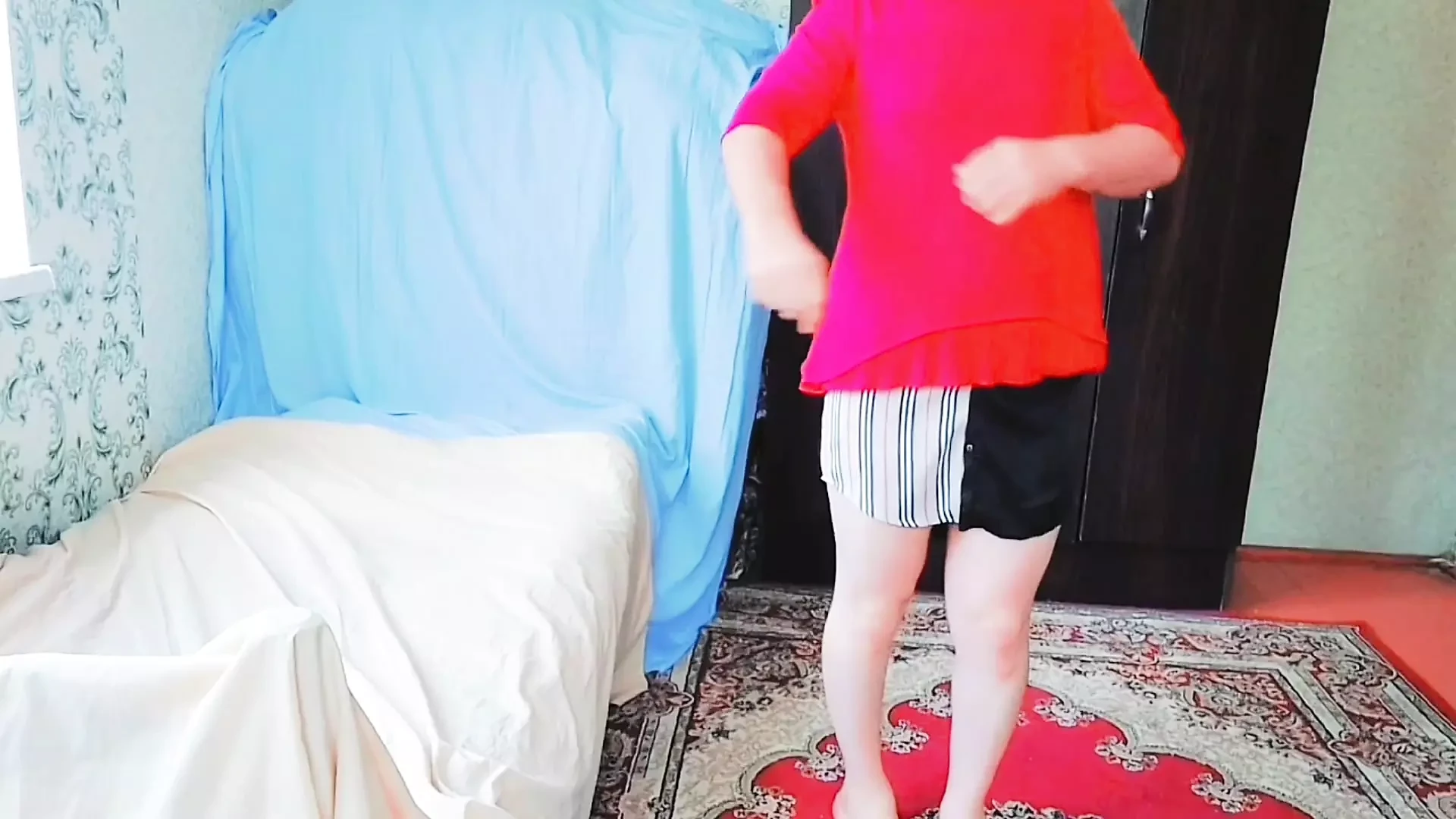 La sissy si veste lentamente nella camera da letto color pastello