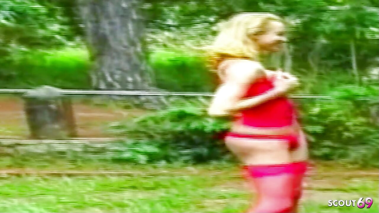 金发变性人在树林里被偷偷地干她紧致的菊花