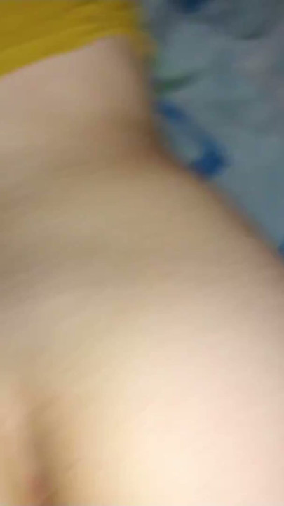 ينيك أخته غير الشقيقة سرا. يدخل إلى سريرها ويمارس الجنس معها بينما يسجلها | مقطع 1