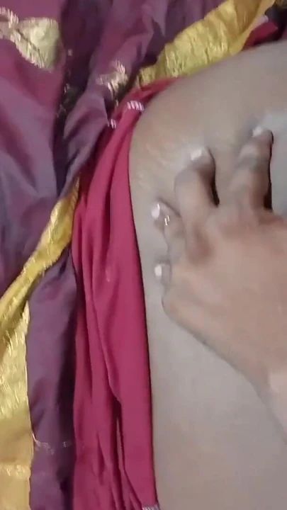 Momento poderoso de "Tamil Madrasta pegou enteado masturbando pau Ela ofereceu porra com sua boca e buceta"
