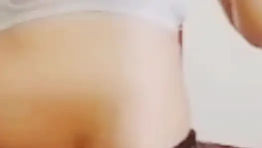 Hintli desi köylü kız banyo yaparken mastürbasyon yaparken yakalandı