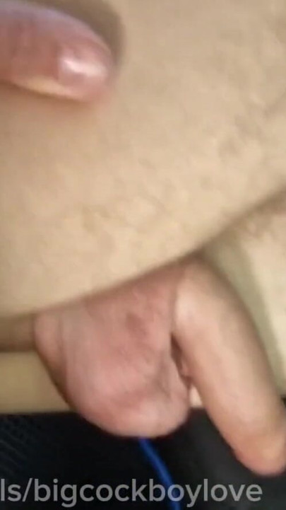 Kadın kılıklı kadın otoyolda arabada sikişmek için deliğini teklif etti, prezervatifsiz ve dölsüz | Klip 1