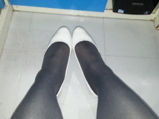 Zapatos de tacón de charol blanco con pantimedias grises teaser 4