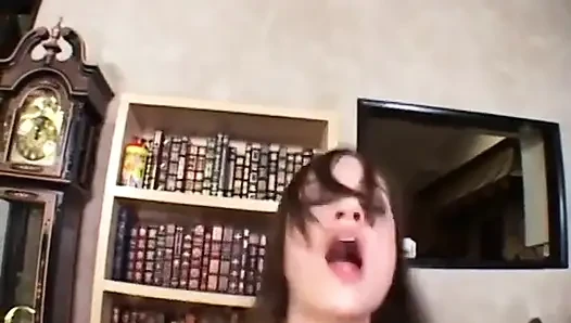 Sıkı, tonlu esmer sert oral ve vajinal seks yapıyor