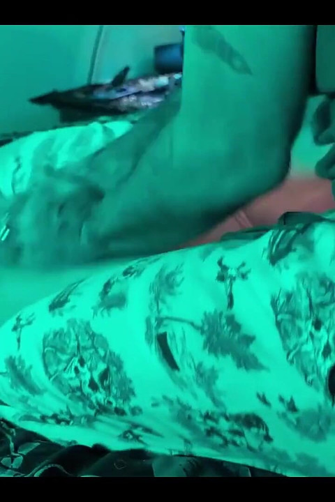 Massagem e vibrador brincam com provocação