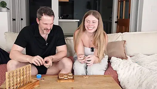 Шотландская порнозвезда с большой попкой Samantha Joiner трахается в подкасте Tom Games