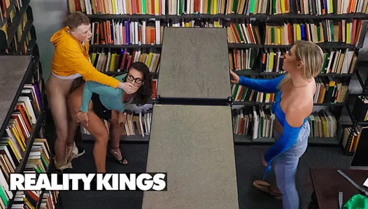 Mandy Waters - la bibliothécaire s’occupe des livres et des étudiantes excitées comme Jimmy Michaels - Reality Kings