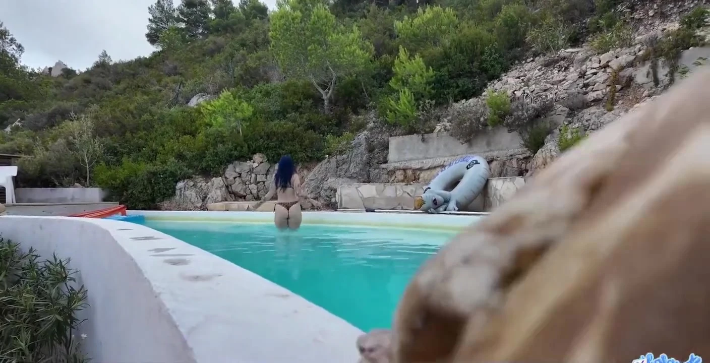 Havuzdaki adam götümü sikiyor ve bana tüm suyunu veriyor