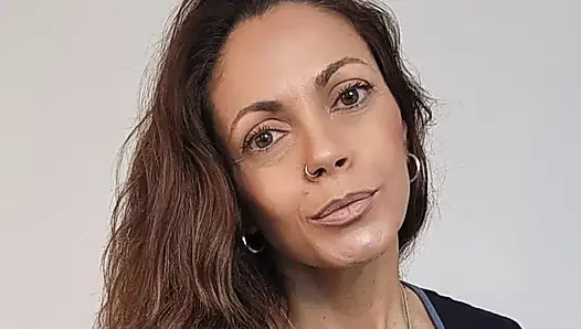 Heiße MILf mit natürlichen möpsen reitet hart, bis sie bei einem orgasmus explodiert
