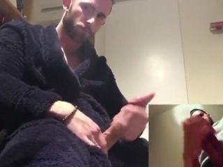 Ragazzo alfa si masturba con altri ragazzi con la webcam