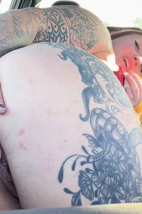 Bil sprøjter i flere positioner på travl gade