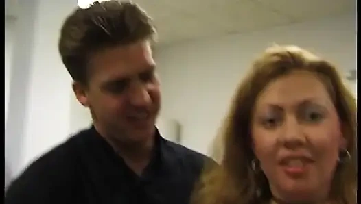 Зрелая блондинка сосет его член