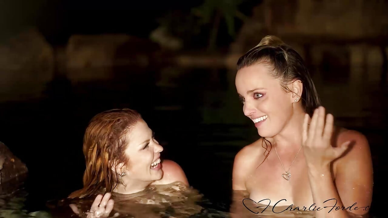 Charlie Forde explorează distracția lesbiană cu Elly Clutch în piscină