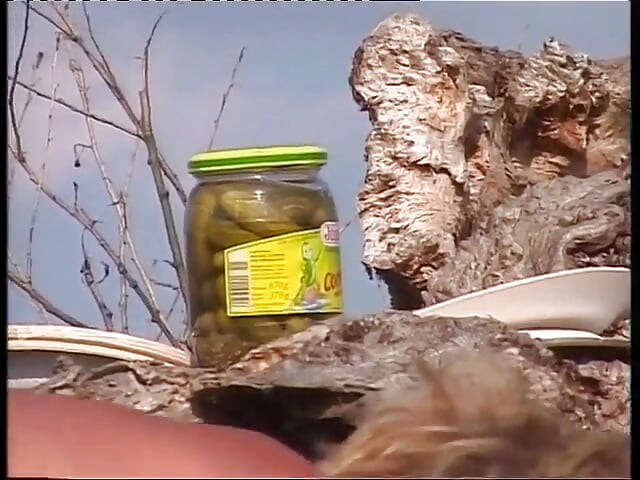 Rubia madura follada por el culo como un salvaje durante una barbacoa