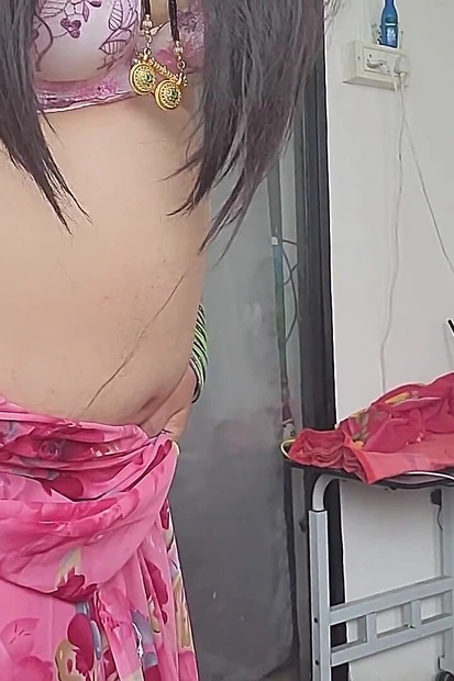 Pink Sari Laali Lal Lal Diste Mi Bhari Raja Bocha Majha Mar