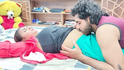 Lip lock dengan ketiak menjilati dan menjilati romansa pusar di tempat tidur