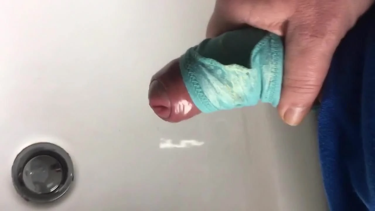 用她的脏内裤手淫和高潮