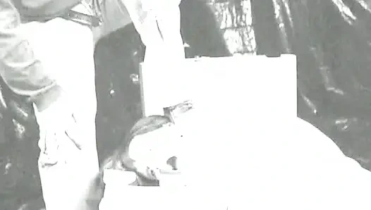 Sarışın hatun amcığını yalatıyor ve orgazm olmak için parmaklanıyor