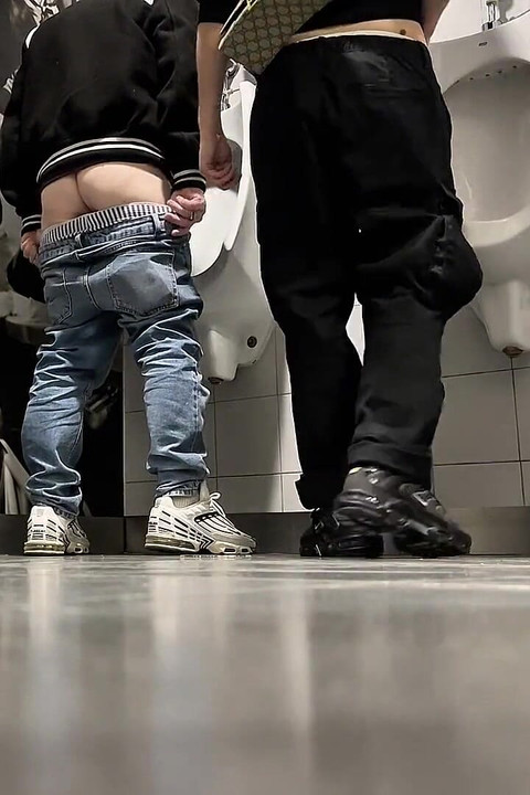 ショッピングセンターの公衆トイレでの一日