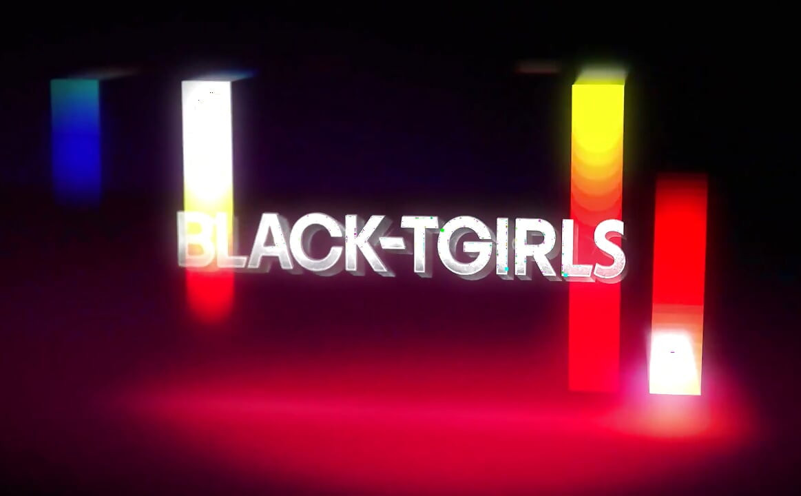 BLACK TGIRLS Femme branle une grosse queue avec de la crème sur les fesses
