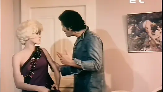 Heiße und sexy blondine wird von einem harten hengst geknallt