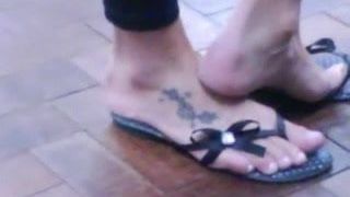 Świetna stopa, świetne tatuaże z bliska