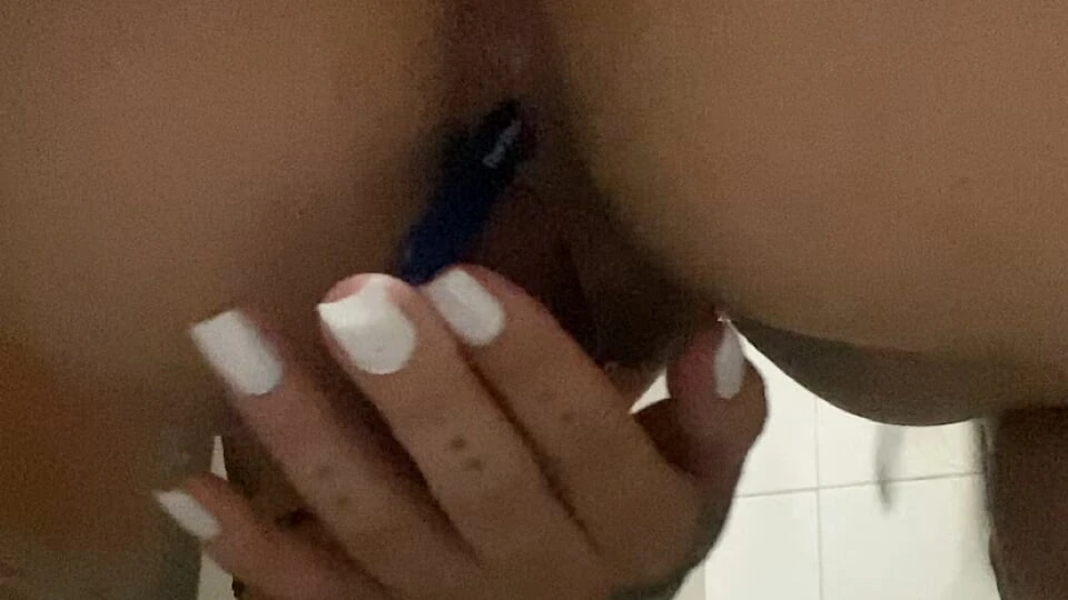 Menina brincando com ânus