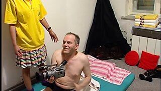 2 Thaise massagetherapeuten massieren cameramann