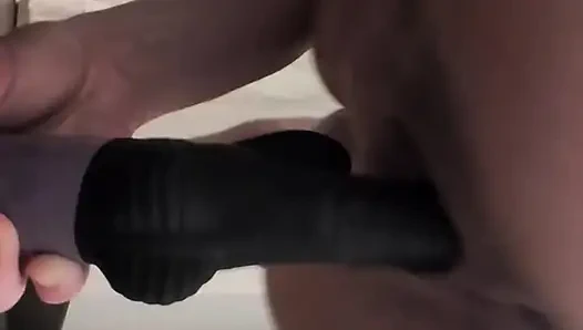 Горячая милфа трахает свою взрослую игрушку-дилдо против стены и пола с помощью незнакомца, как она текущая мокрая