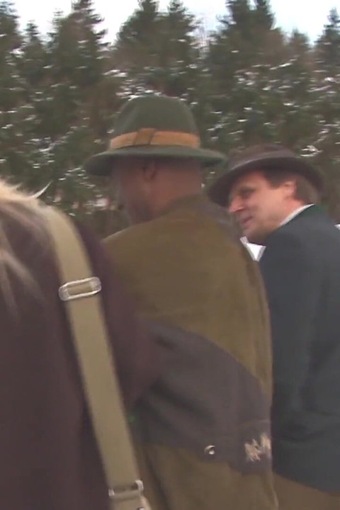 Napalone laski pochylają się, gdy zostają zerżnięte przez potworne czarne kutasy do wytrysku